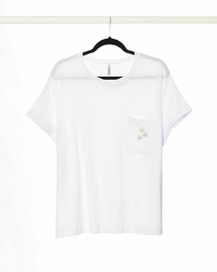 Remera AURORA de cuello redondo y manga caída con margaritas bordadas en bolsillo en internet