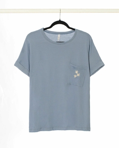 Remera AURORA de cuello redondo y manga caída con margaritas bordadas en bolsillo
