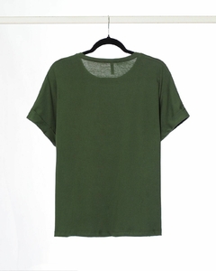 Remera AURORA de cuello redondo y manga caída con margaritas bordadas en bolsillo - SYES | Mayorista