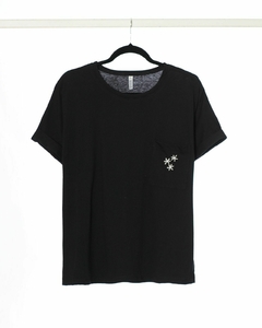 Remera AURORA de cuello redondo y manga caída con margaritas bordadas en bolsillo en internet