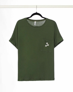 Remera AURORA de cuello redondo y manga caída con margaritas bordadas en bolsillo - tienda online