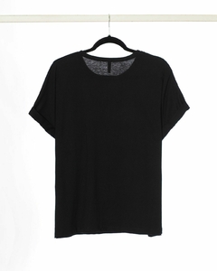 Remera AURORA de cuello redondo y manga caída con margaritas bordadas en bolsillo - comprar online