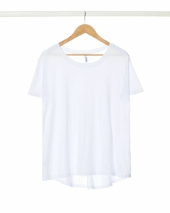 Remera ABI manga corta de cuello redondo y ruedo curvo