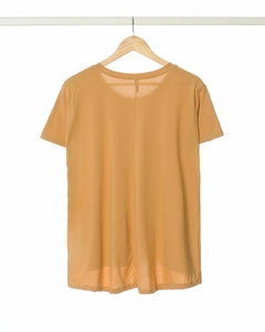 Remera ABI manga corta de cuello redondo y ruedo curvo - SYES | Mayorista