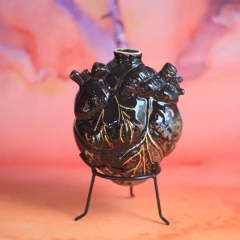 Anfora Corazón anatomico de ceramica con pie de hierro