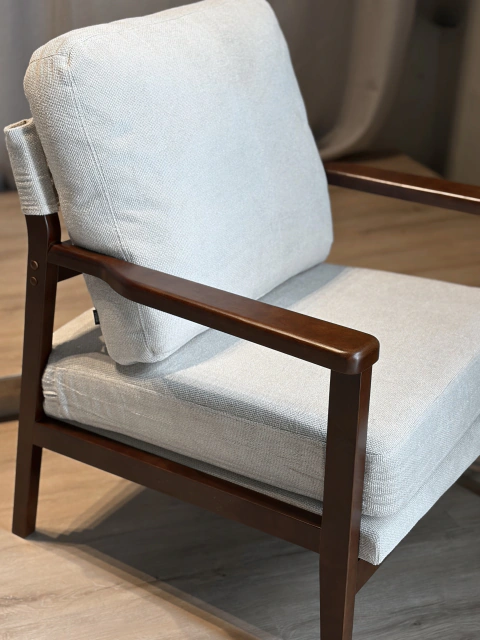 Sillón Haru Chenille Beige Base Walnut - S24039/WBE