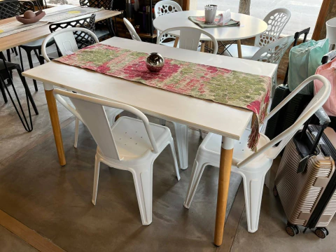 Mesa 120 Nac. Con Detalles + 4 Sillas Capri