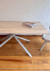 Mesa base de metal beige y tapa porcelanato 180 x 90 cm - HolaCasa