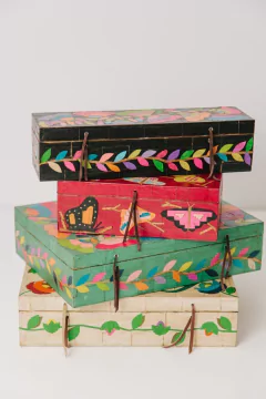 Caja de madera mediana en internet