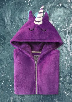 pijama entero onesie de animalitos de unicornio con capucha con cuerno, orejas y cresta. Bolsillos y cierre.