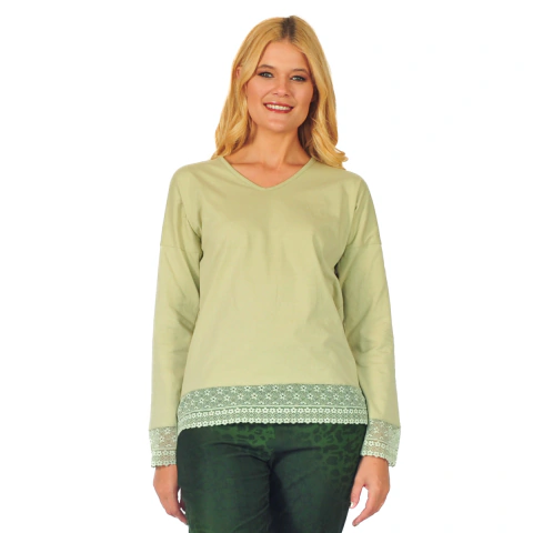 Remera V con puntilla