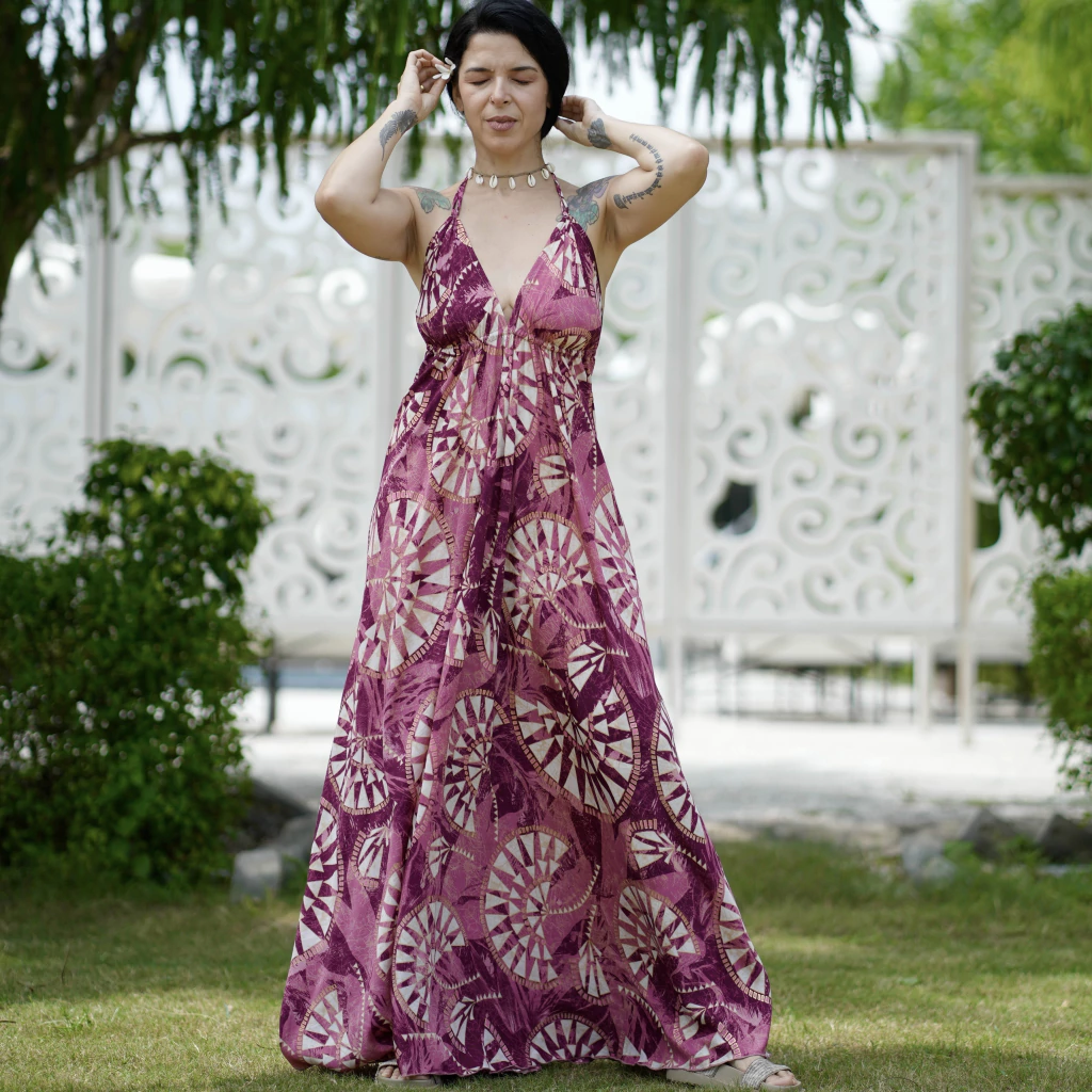 Vestido longo ajustável estampado em tons cereja, rosa e dourado