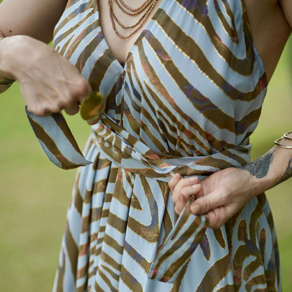 Vestido longo com detalhes dourados e cavado nas costas