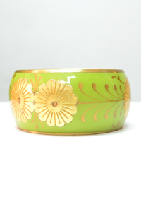 PULSERA ANCHA METALIZADA CON DIBUJO DE FLORES ESMALTADA - comprar online