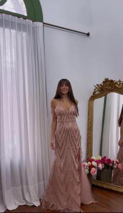 Vestido Praga rose gold con tajo - Coronadas De Gloria