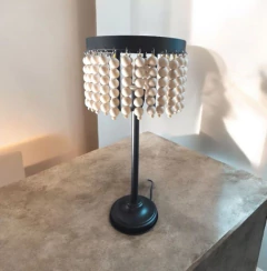 Lampara hierro con borlas madera en internet