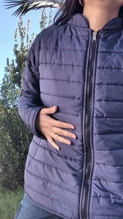 Campera REVERSIBLE azul con estampa de flores azules - tienda online