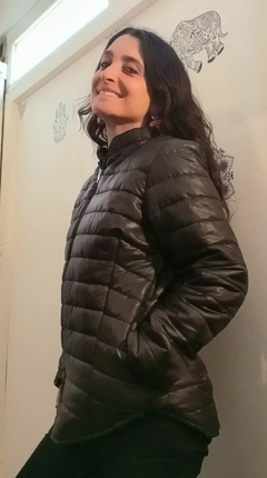 Campera REVERSIBLE color negro y estampa flores