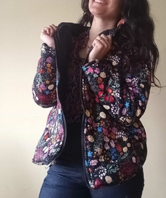 Campera REVERSIBLE color negro y estampa flores en internet
