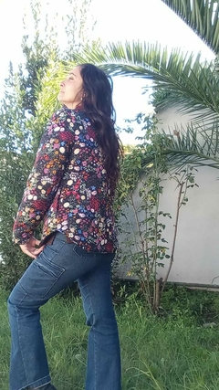 Campera REVERSIBLE color negro y estampa flores - comprar online