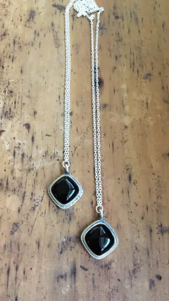 Escapulário ônix cabochão