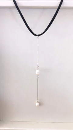 Gravatinha camurça com pérolas