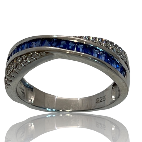 Anillo de Plata 925. Rodinado en Oro Blanco 18klts. Zafiros Carre.