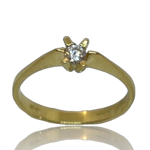 Anillo Solitario Canon Realizado en Oro Amarillo 18klts y Circoña Engarzada a Mano.