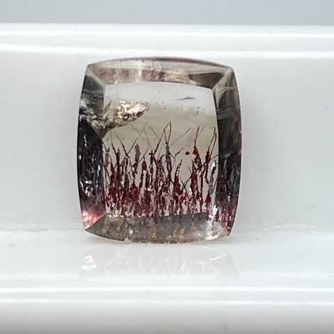 Quarzo Raro para Coleccionistas con Incluisones de Hemattite. From Brasil.