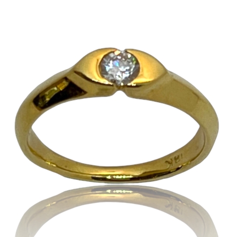 Anillo Solitario Realizado en Oro Amarillo 18klts y Circoña Engarzada a Mano.