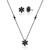 CONJUNTO BRINCO E CORRENTE COM PINGENTE DE FLOR FOLHEADO A RODIO NEGRO