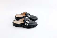 ZUECO PUNTA CERRADA CON CHAPONES (EA7114-10) en internet