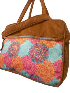 ART. 5064 BOLSO GRANDE EN ESTAMPADO "MANDALA" CON GAMUZA SINTETICA SUELA. - (copia) en internet