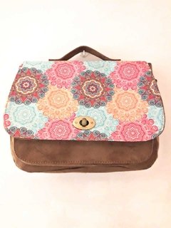 Art. 7002 | MALETIN MEDIANO EN ESTAMPADO MANDALA COMBINADO CON GAMUZA SUELA