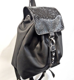 Art. 9013 | MOCHILA MEDIANA EN "CHAROL QUEBRADO ANACONDA NEGRO" COMBINADA CON "PU SINTETICO NEGRO" - comprar online