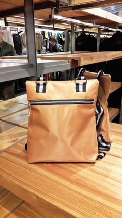 ART. 8014 MOCHILA MEDIANA EN "MICROFIBRA SUELA"