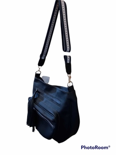 Art. 9017 | BANDOLERA MEDIANA EN PU SINTETICO CROCO NEGRO CON CORREA POLYESTER DESMONTABLE Y REGULABLE - Carteras Urbana Bs. As. 