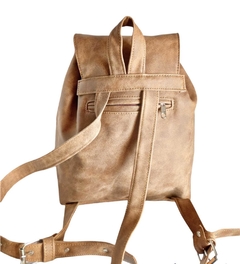 Art. 9013 | MOCHILA MEDIANA EN "PU SINTETICO VISON/SUELA GASTADO" en internet