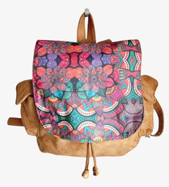 Art. 5048 | MOCHILA GRANDE EN ESTAMPADO "ALEGRIA" CON GAMUZA SUELA