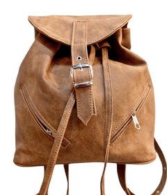 ART. 9031 MOCHILA MEDIANA EN "PU SINTETICO VISON/SUELA EFECTO GASTADO" - Carteras Urbana Bs. As. 