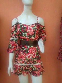 Vestidos com eatampas maravilhozas e mas sao varioa modelo na internet