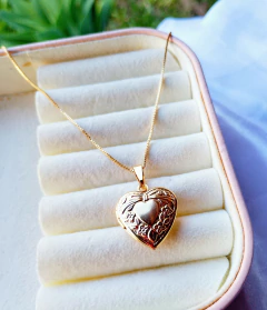 Colar Relicário Coração e laço com foto inclusa Folheado com 1milésimo de Ouro e verniz cataforetico - comprar online