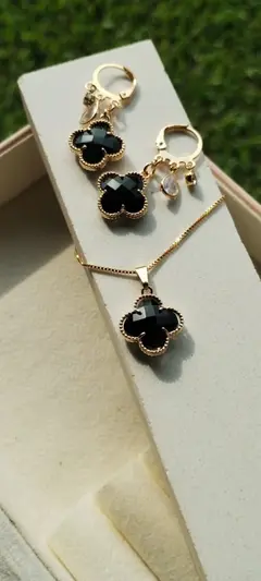 Conjunto trevo preto cristal folheado a ouro
