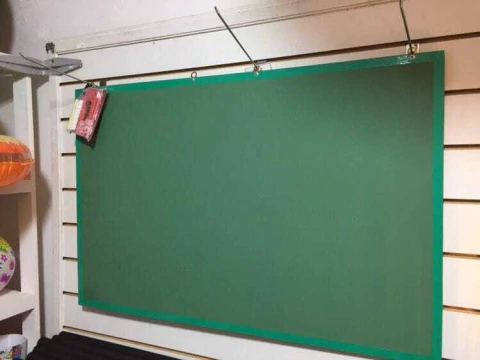 PIZARRÓN DE 60X90 CM CON GANCHOS PARA COLGAR + TIZAS + BORRADOR
