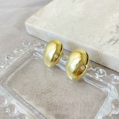 BRINCO OVAL LISO COM DUAS ZIRCÔNIAS FOLHEADO A OURO - Semijoias Exclusivas Elegantes e de Qualidade Online I Moniky Joias