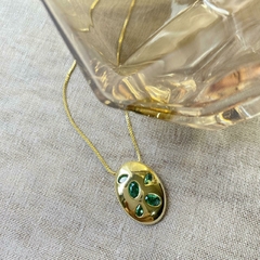 Colar Longo Pingente Oval Liso com Zircônias Verde Folheado a Ouro - Semijoias Exclusivas Elegantes e de Qualidade Online I Moniky Joias
