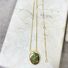 Imagem do Colar Longo Pingente Oval Liso com Zircônias Verde Folheado a Ouro