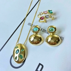 Brinco Elipse Pedra Verde Lapidação Cabochão Folheado a Ouro - Semijoias Exclusivas Elegantes e de Qualidade Online I Moniky Joias