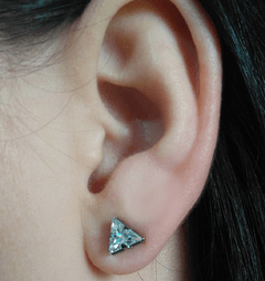 BRINCO EAR CUFF TRIÂNGULOS ZIRCÔNIA SEMIJOIA