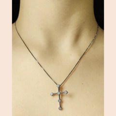 GARGANTILHA CRUCIFIXO ROMANO RÓDIO NEGRO SEMIJOIA